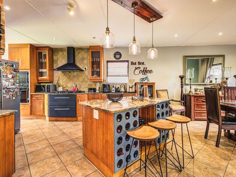 Elite Family Living Awaits   - Photo 9