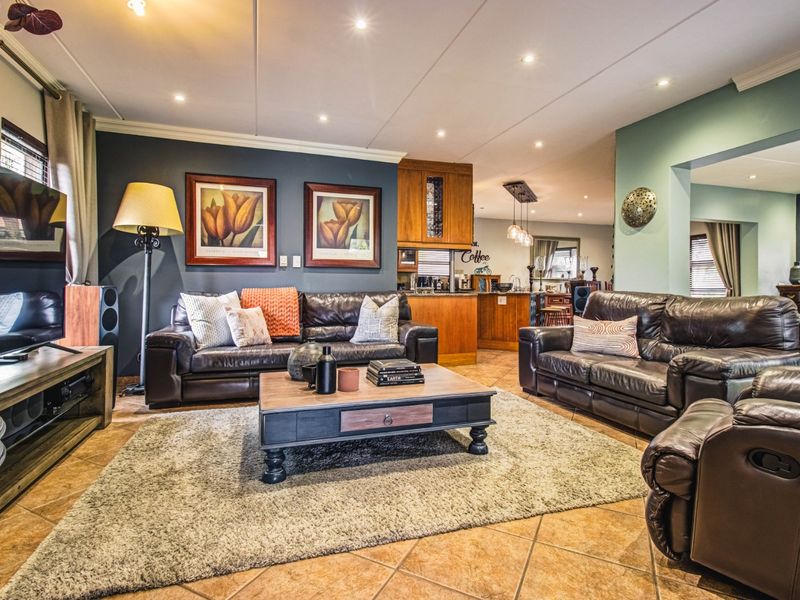 Elite Family Living Awaits   - Photo 8