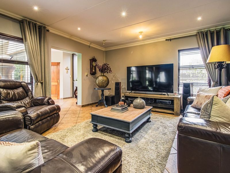 Elite Family Living Awaits   - Photo 7