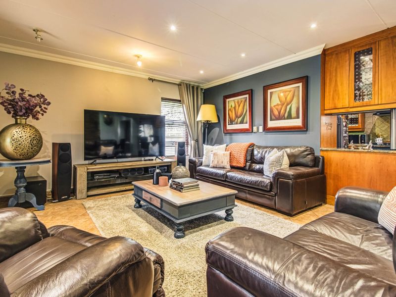 Elite Family Living Awaits   - Photo 6