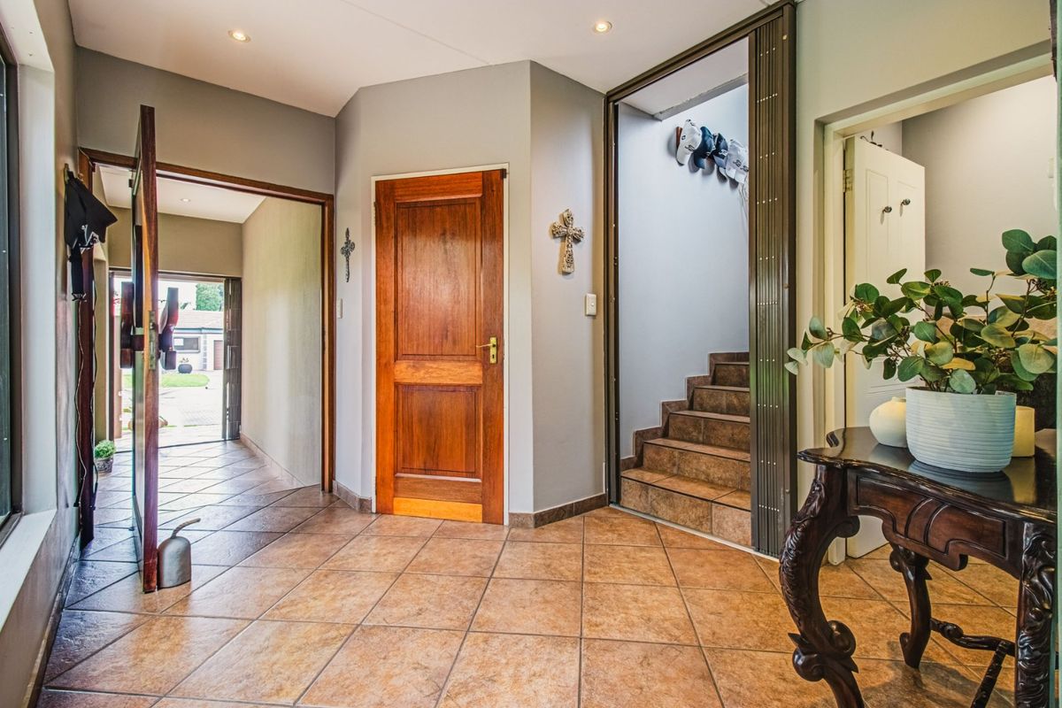 Elite Family Living Awaits   - Photo 4