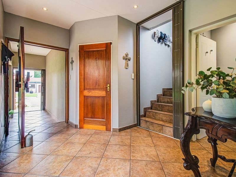 Elite Family Living Awaits   - Photo 4