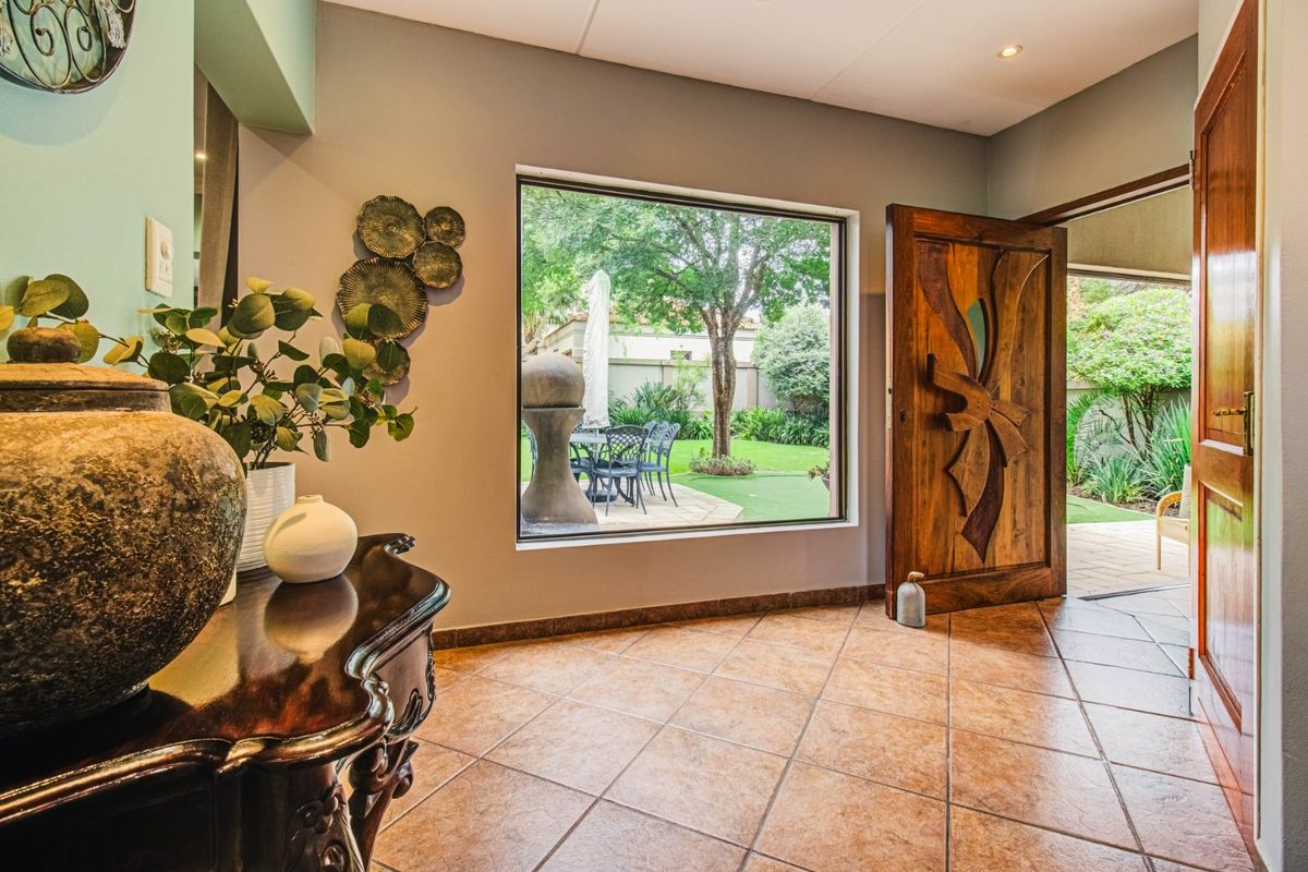 Elite Family Living Awaits   - Photo 3