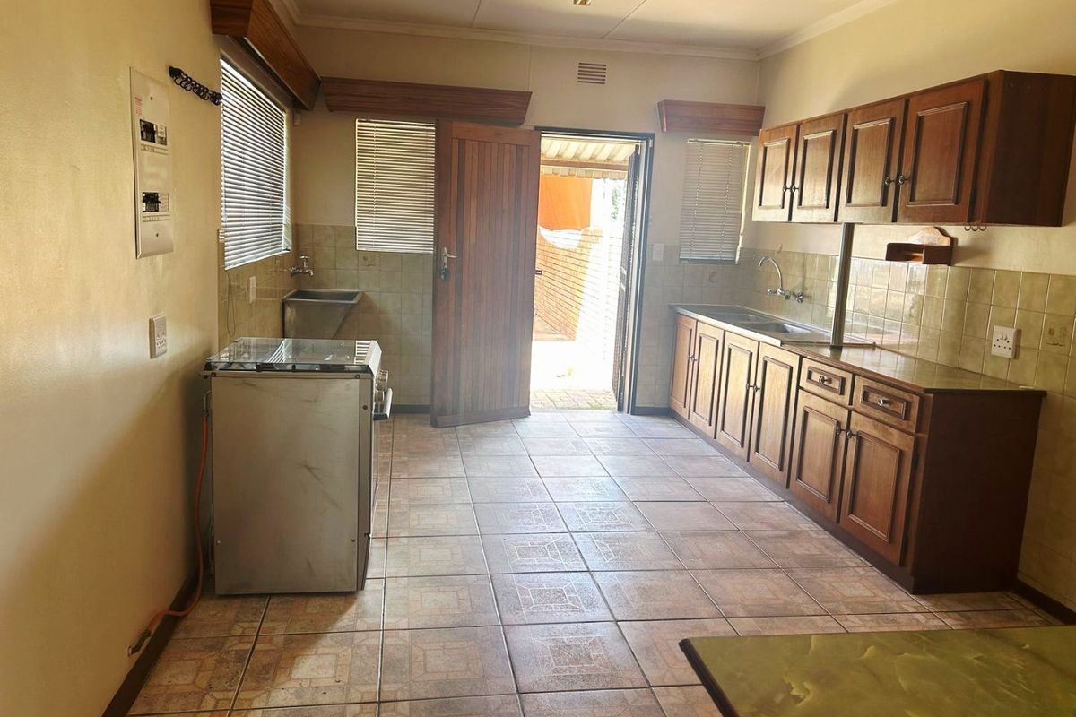 2 Bed Apartment in Stilfontein Ext 4, Stilfontein for Sale - Photo 4