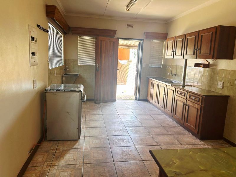 2 Bed Apartment in Stilfontein Ext 4, Stilfontein for Sale - Photo 4