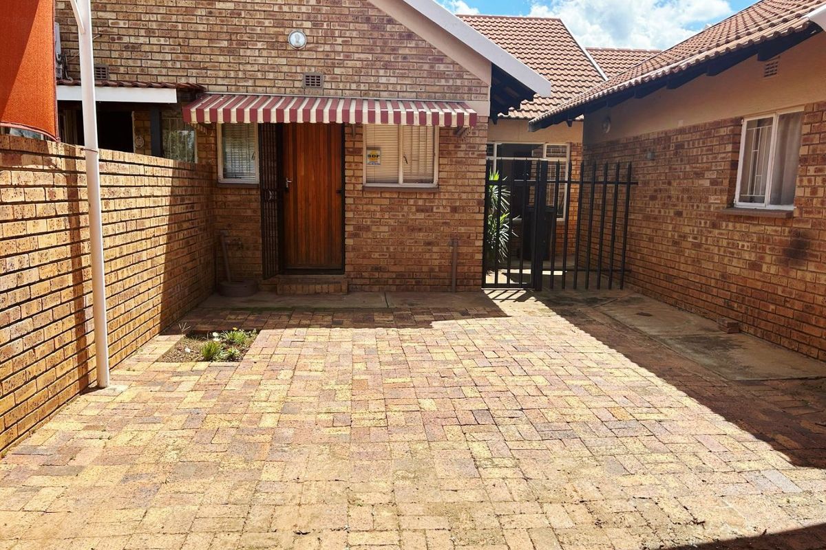 2 Bed Apartment in Stilfontein Ext 4, Stilfontein for Sale - Photo 2