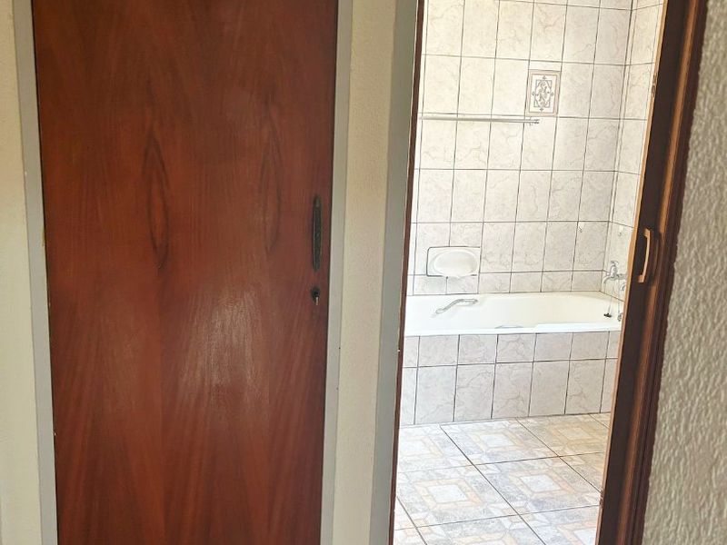 2 Bed Apartment in Stilfontein Ext 4, Stilfontein for Sale - Photo 7