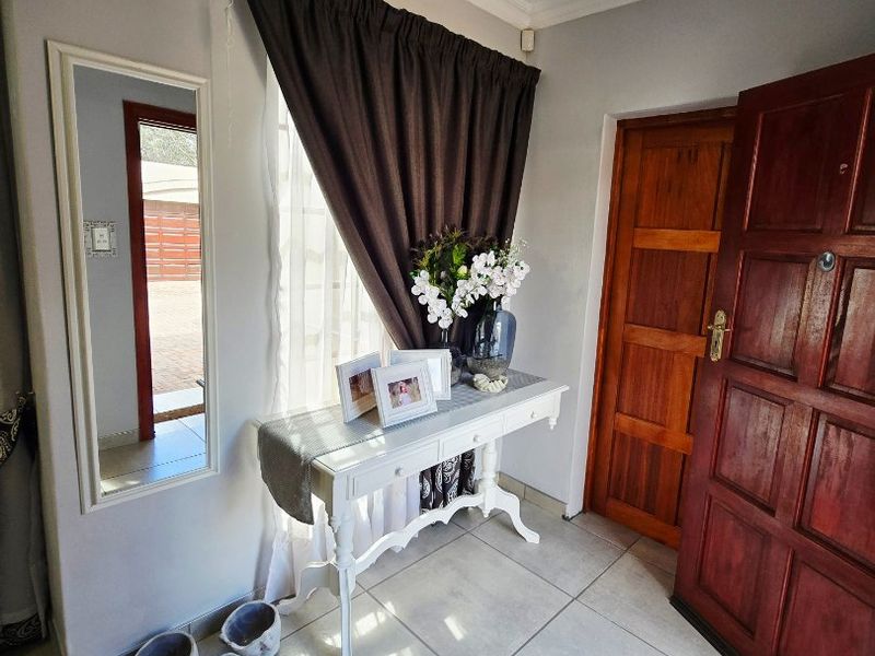 Luxurious Full-Title Townhouse – A Modern Masterpiece with Premium Upgrades - Photo 2