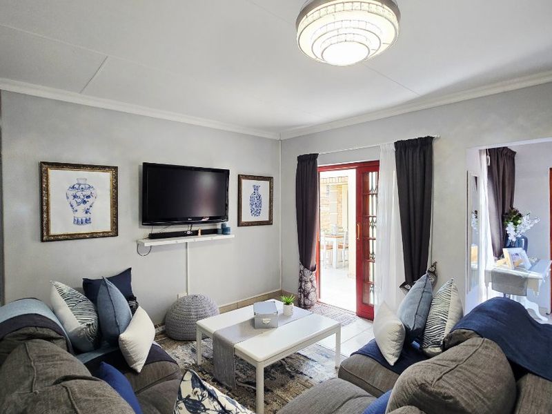 Luxurious Full-Title Townhouse – A Modern Masterpiece with Premium Upgrades - Photo 9