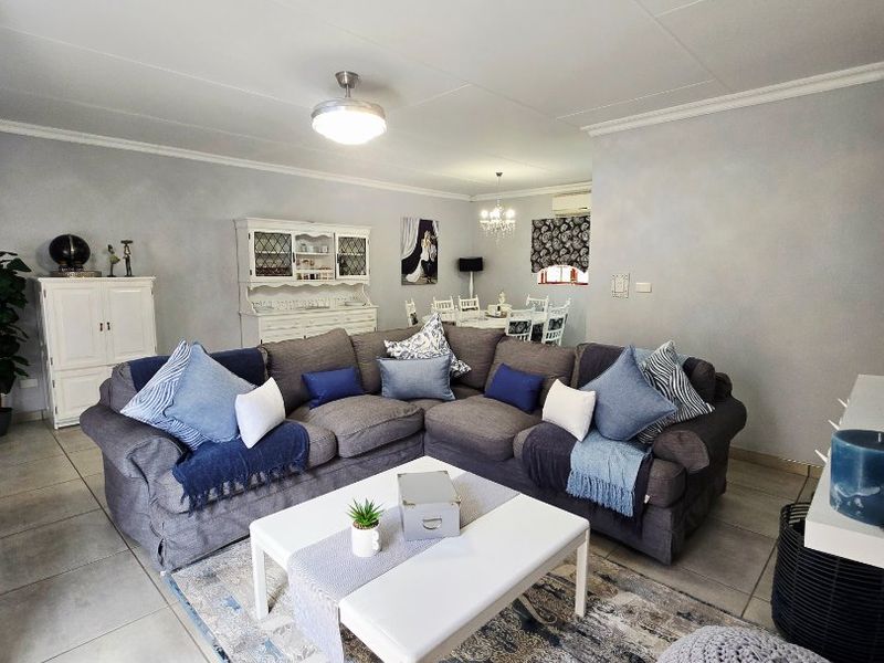 Luxurious Full-Title Townhouse – A Modern Masterpiece with Premium Upgrades - Photo 7