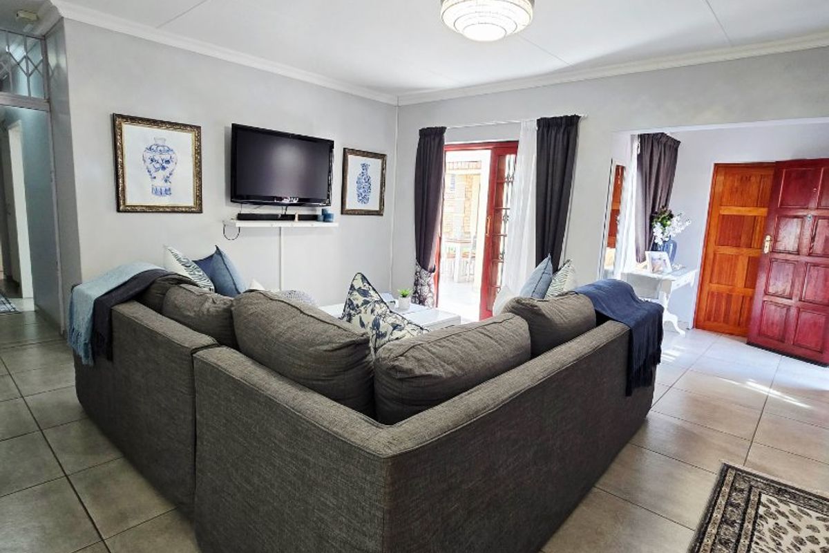 Luxurious Full-Title Townhouse – A Modern Masterpiece with Premium Upgrades - Photo 3