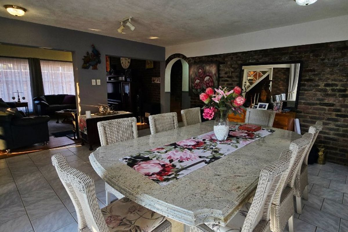 4 Bed House in Wilkoppies for Sale - Photo 5