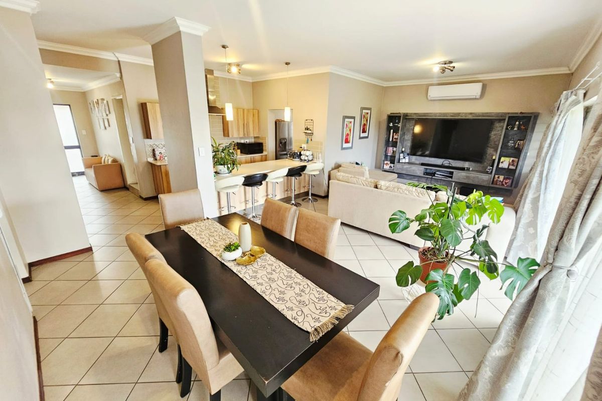 A Beautiful 3 bedroom 2 bathroom full title house for sale in Monavoni - Photo 4