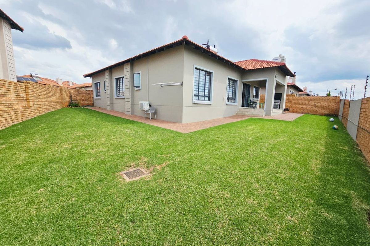 A Beautiful 3 bedroom 2 bathroom full title house for sale in Monavoni - Photo 3