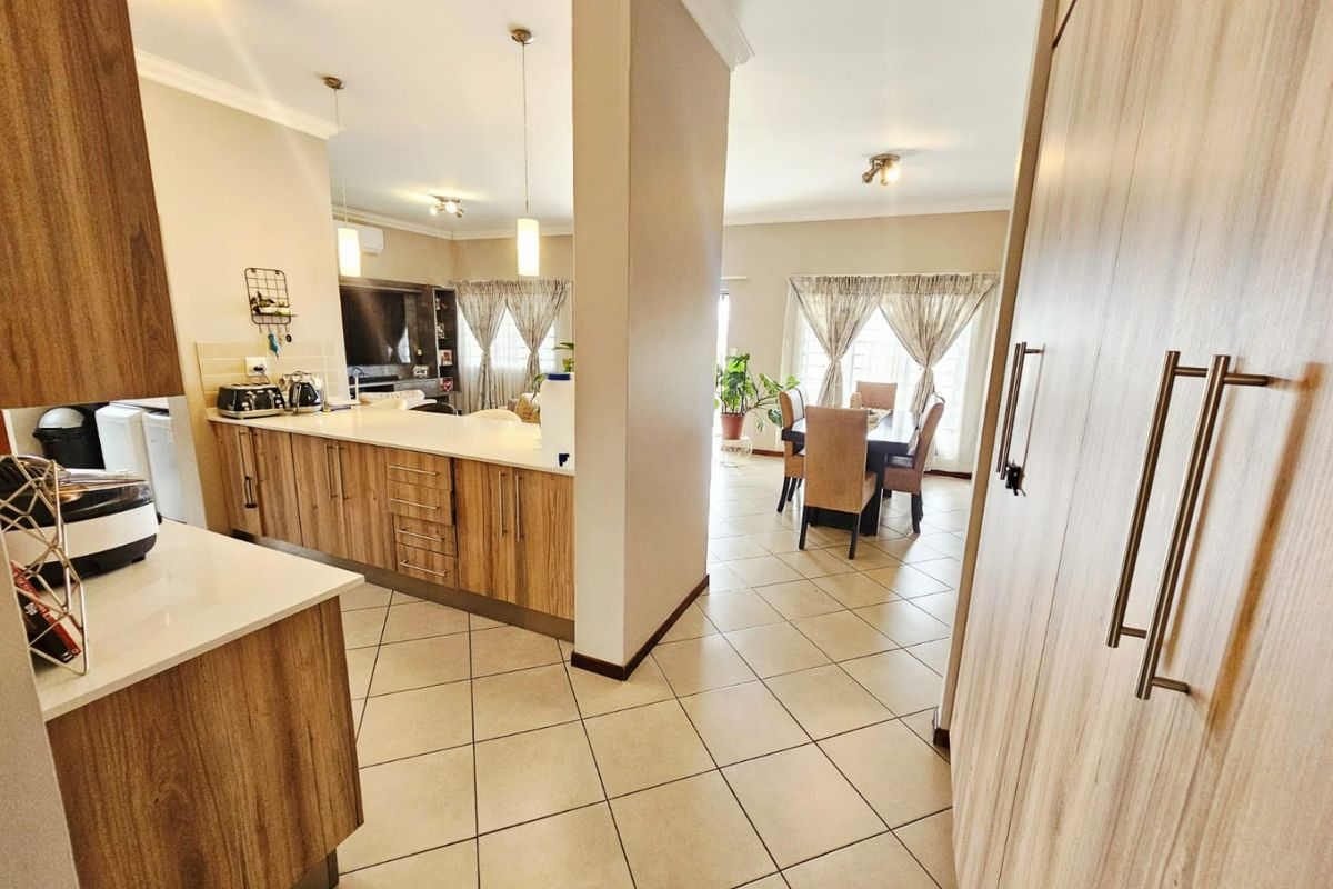 A Beautiful 3 bedroom 2 bathroom full title house for sale in Monavoni - Photo 5