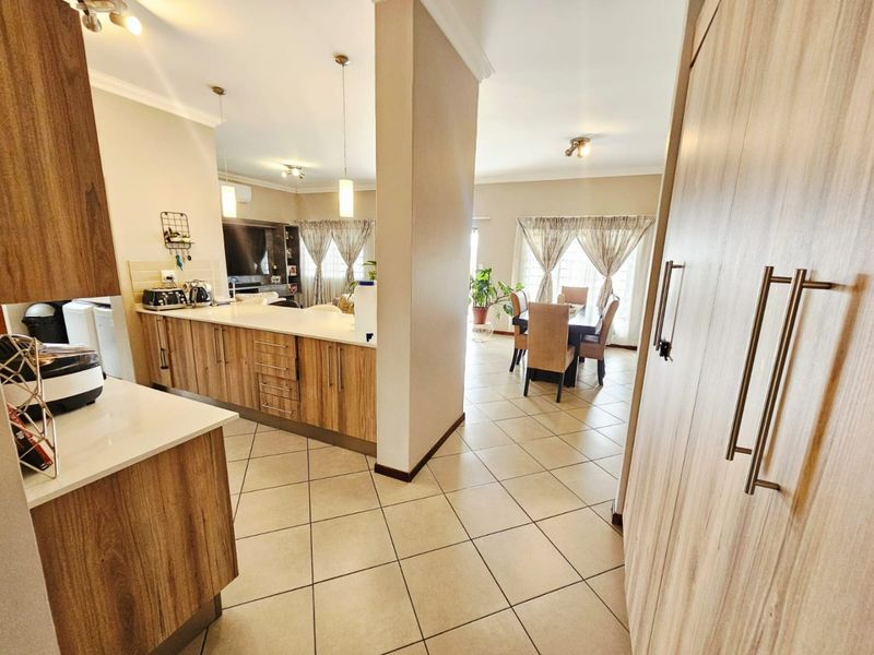 A Beautiful 3 bedroom 2 bathroom full title house for sale in Monavoni - Photo 5