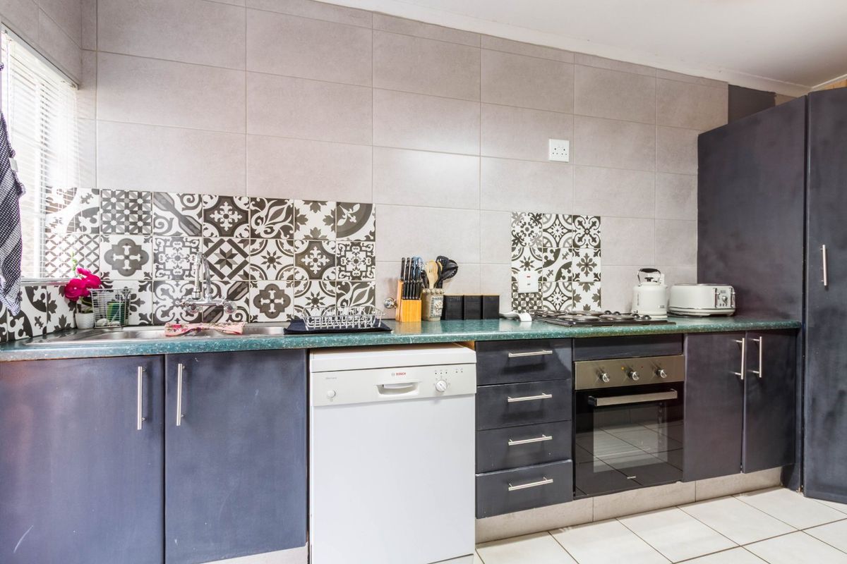 TOTALLY RENOVATED DUPLEX IN 24H MANNED SECURITY COMPLEX - Photo 2