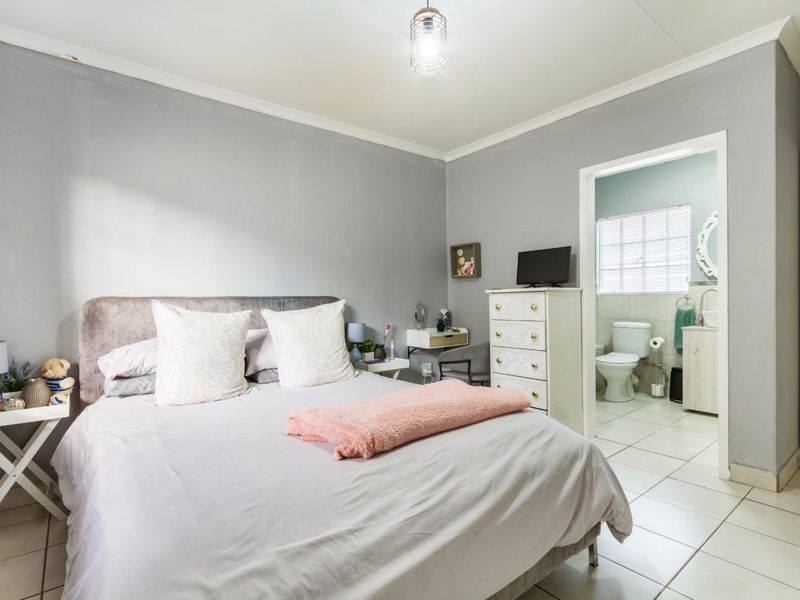 TOTALLY RENOVATED DUPLEX IN 24H MANNED SECURITY COMPLEX - Photo 3