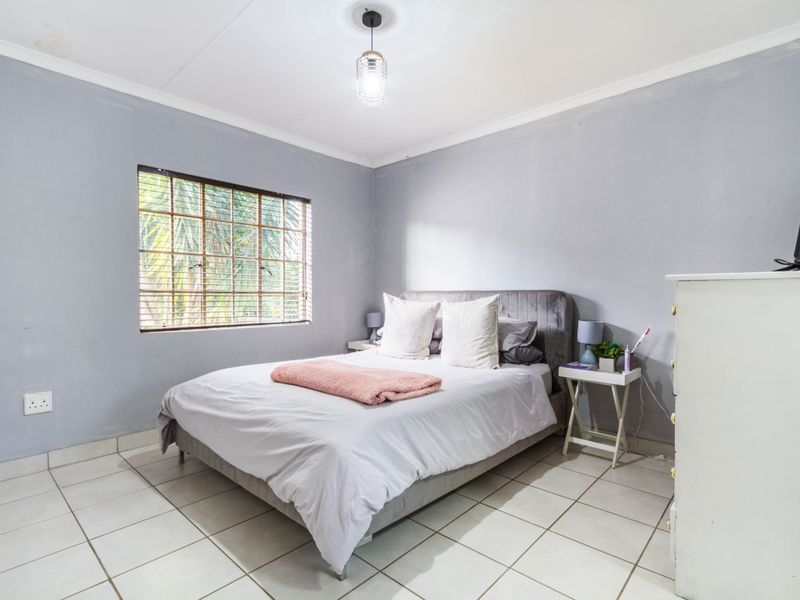 TOTALLY RENOVATED DUPLEX IN 24H MANNED SECURITY COMPLEX - Photo 4