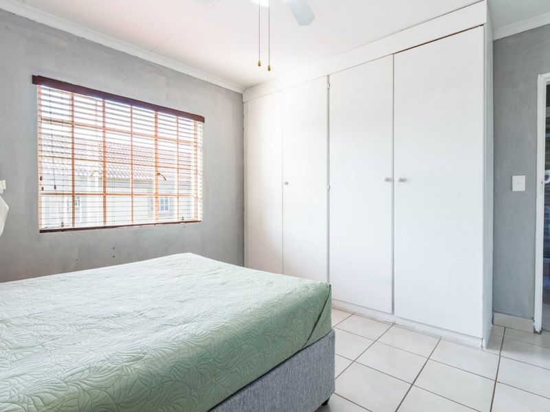 TOTALLY RENOVATED DUPLEX IN 24H MANNED SECURITY COMPLEX - Photo 8