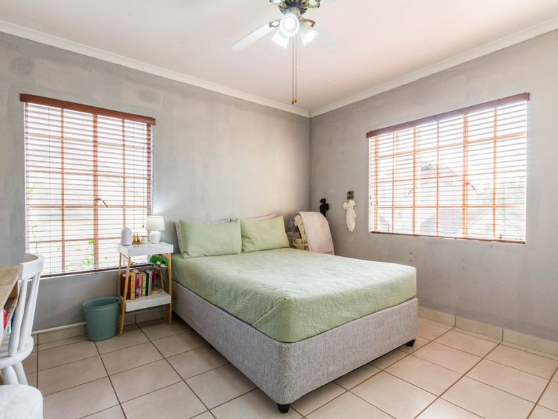 TOTALLY RENOVATED DUPLEX IN 24H MANNED SECURITY COMPLEX - Photo 6