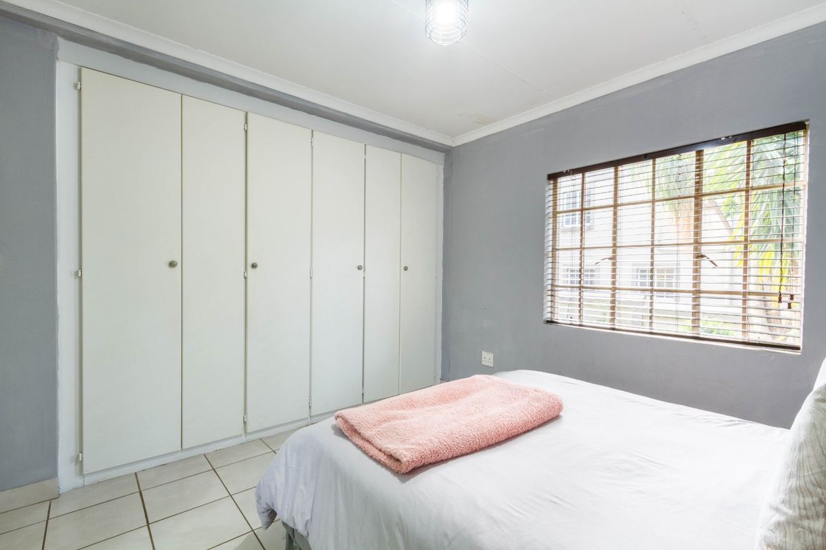 TOTALLY RENOVATED DUPLEX IN 24H MANNED SECURITY COMPLEX - Photo 5