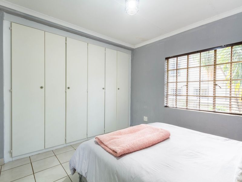 TOTALLY RENOVATED DUPLEX IN 24H MANNED SECURITY COMPLEX - Photo 5