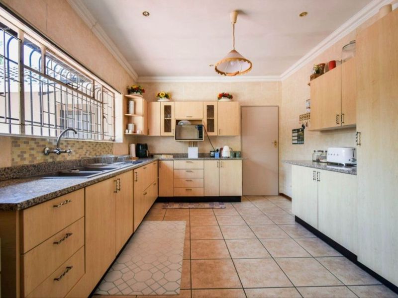 BEAUTFUL HOME IN 24H BOOMED AREA - Photo 3