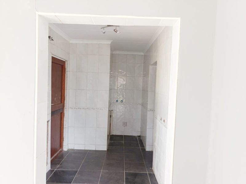 5 Bedroom 3 Bathroom  House for Rent. - Photo 2