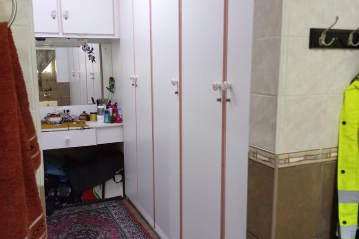 Great Investment Opportunity with & bedroom house and 2 Big workshops aswell as flats available  - Photo 5