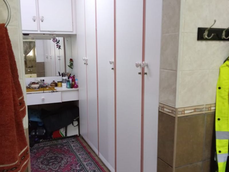 Great Investment Opportunity with & bedroom house and 2 Big workshops aswell as flats available  - Photo 5