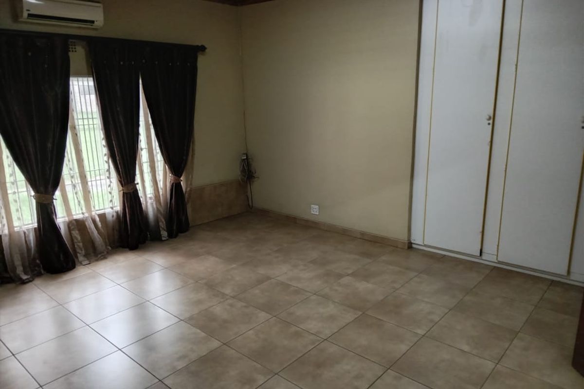 Great Investment Opportunity with & bedroom house and 2 Big workshops aswell as flats available  - Photo 4