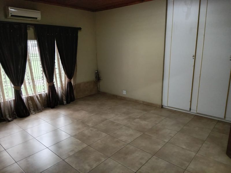 Great Investment Opportunity with & bedroom house and 2 Big workshops aswell as flats available  - Photo 4