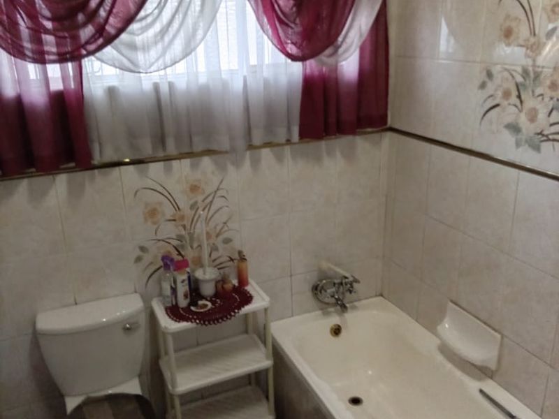 Great Investment Opportunity with & bedroom house and 2 Big workshops aswell as flats available  - Photo 10