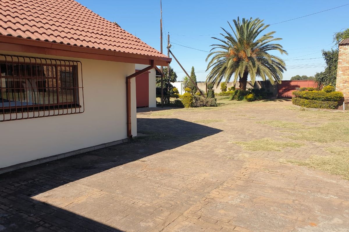 Great Investment Opportunity with & bedroom house and 2 Big workshops aswell as flats available  - Photo 2