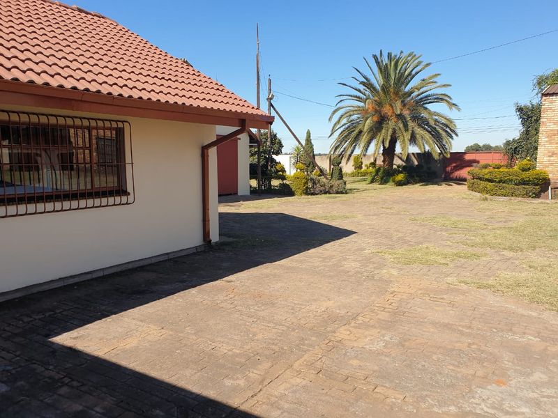 Great Investment Opportunity with & bedroom house and 2 Big workshops aswell as flats available  - Photo 2