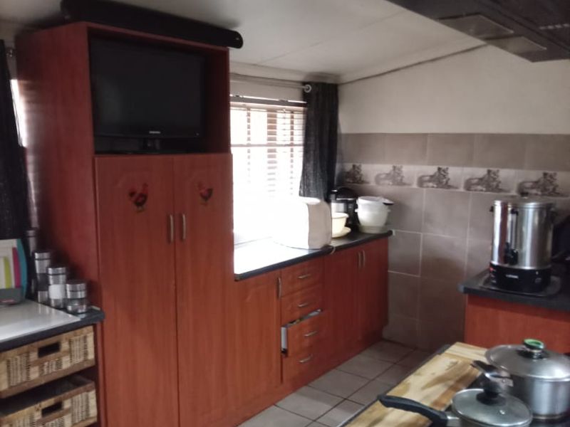 Great Investment Opportunity with & bedroom house and 2 Big workshops aswell as flats available  - Photo 8