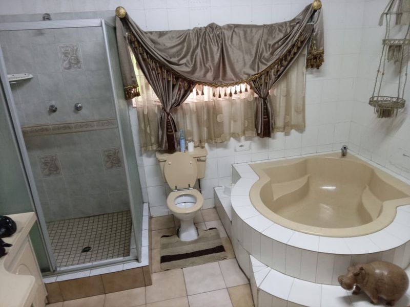 Great Investment Opportunity with & bedroom house and 2 Big workshops aswell as flats available  - Photo 6