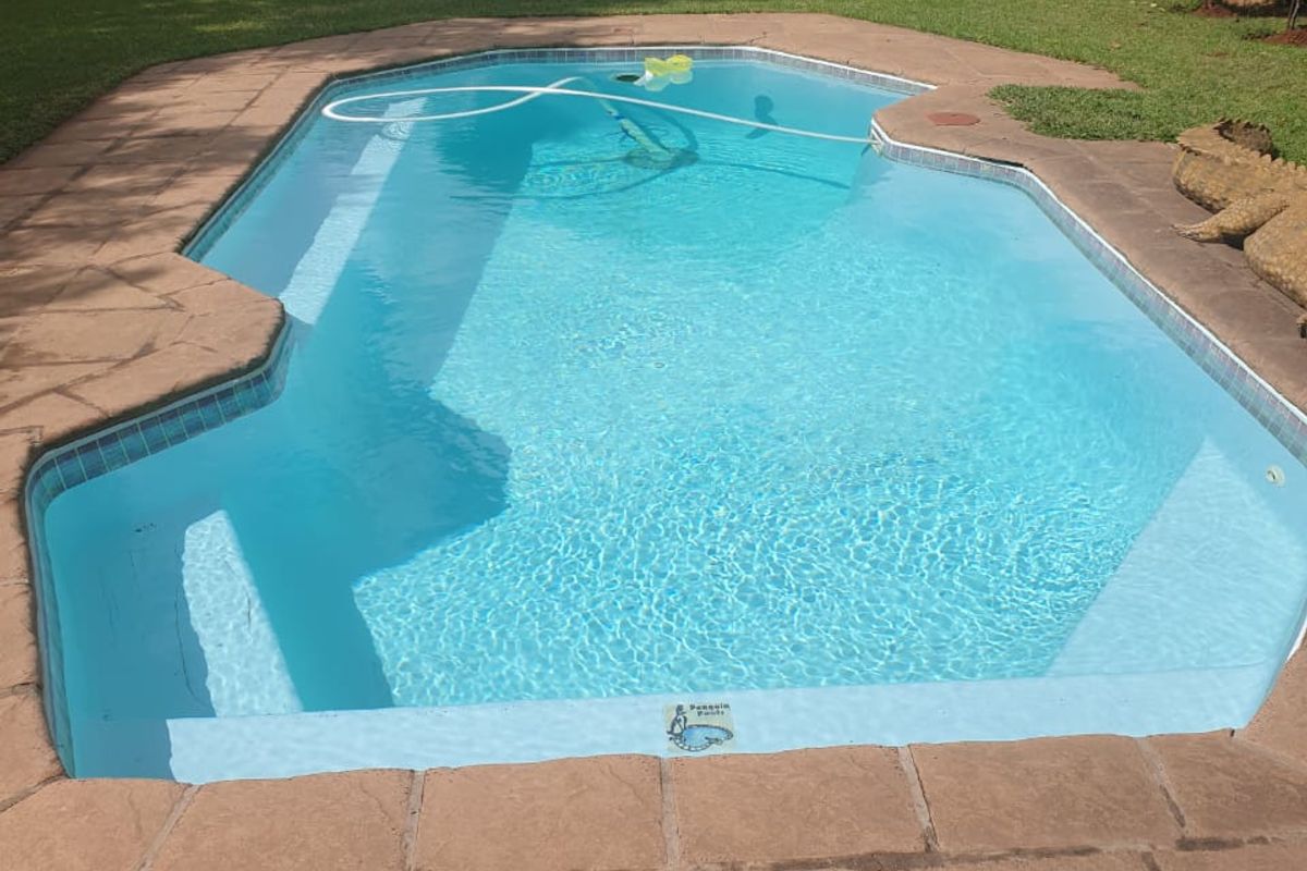 Great Investment Opportunity with & bedroom house and 2 Big workshops aswell as flats available  - Photo 3