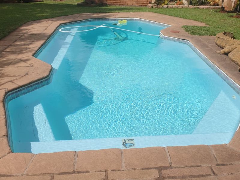 Great Investment Opportunity with & bedroom house and 2 Big workshops aswell as flats available  - Photo 3