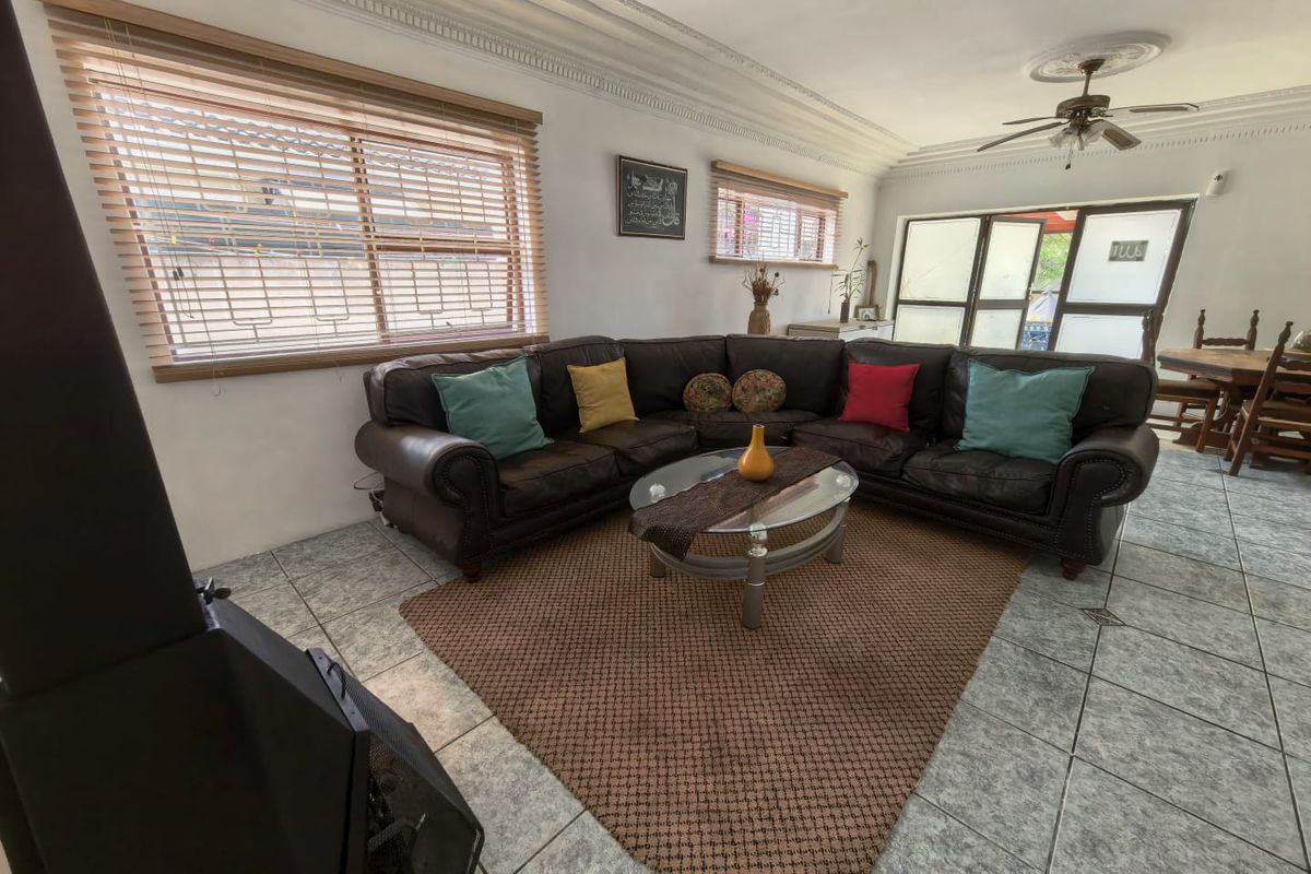 Three Bedroom Spacious family home with Two one bedrooms Flatlet for sale in Crawford. - Photo 4