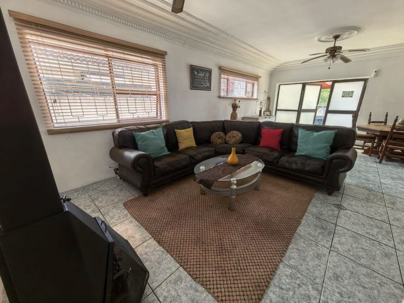 Three Bedroom Spacious family home with Two one bedrooms Flatlet for sale in Crawford. - Photo 4