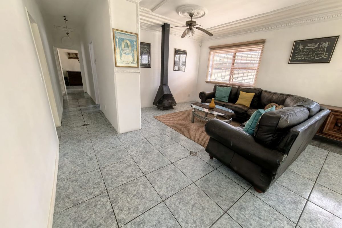 Three Bedroom Spacious family home with Two one bedrooms Flatlet for sale in Crawford. - Photo 2