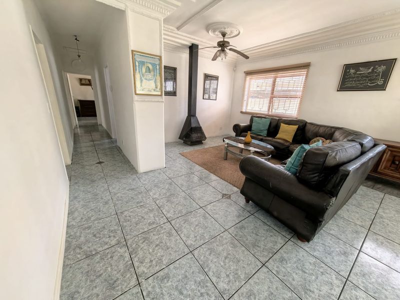 Three Bedroom Spacious family home with Two one bedrooms Flatlet for sale in Crawford. - Photo 2