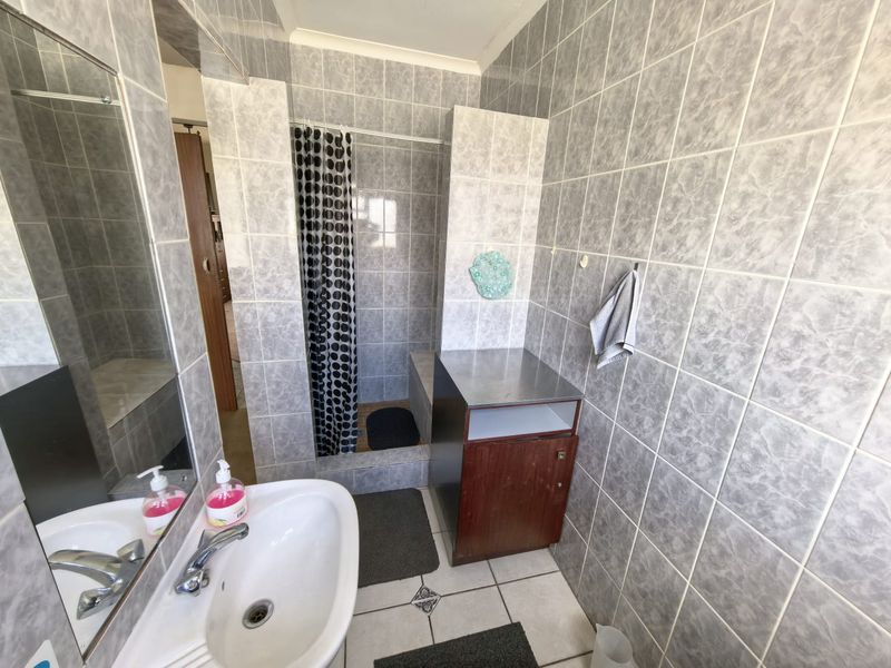 Three Bedroom Spacious family home with Two one bedrooms Flatlet for sale in Crawford. - Photo 9