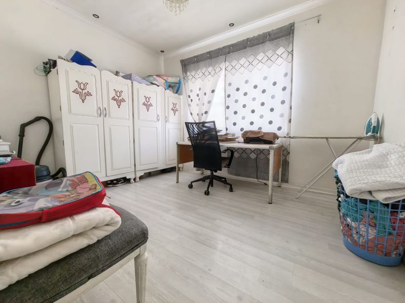 Three Bedroom Spacious family home with Two one bedrooms Flatlet for sale in Crawford. - Photo 8