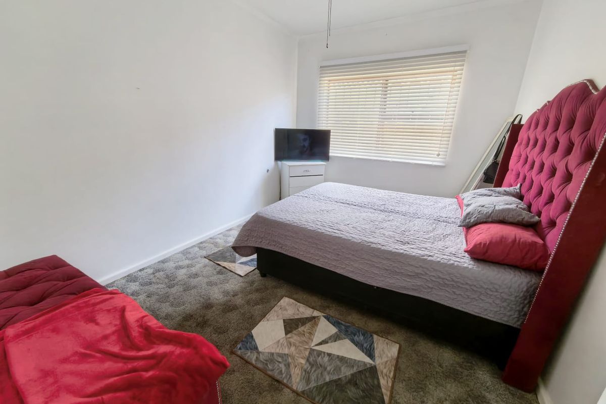 Three Bedroom Spacious family home with Two one bedrooms Flatlet for sale in Crawford. - Photo 5