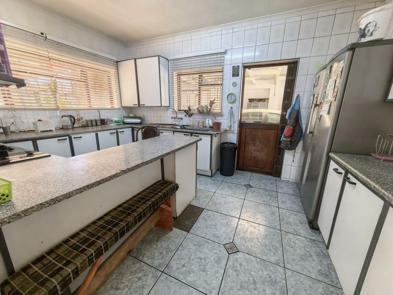 Three Bedroom Spacious family home with Two one bedrooms Flatlet for sale in Crawford. - Photo 6