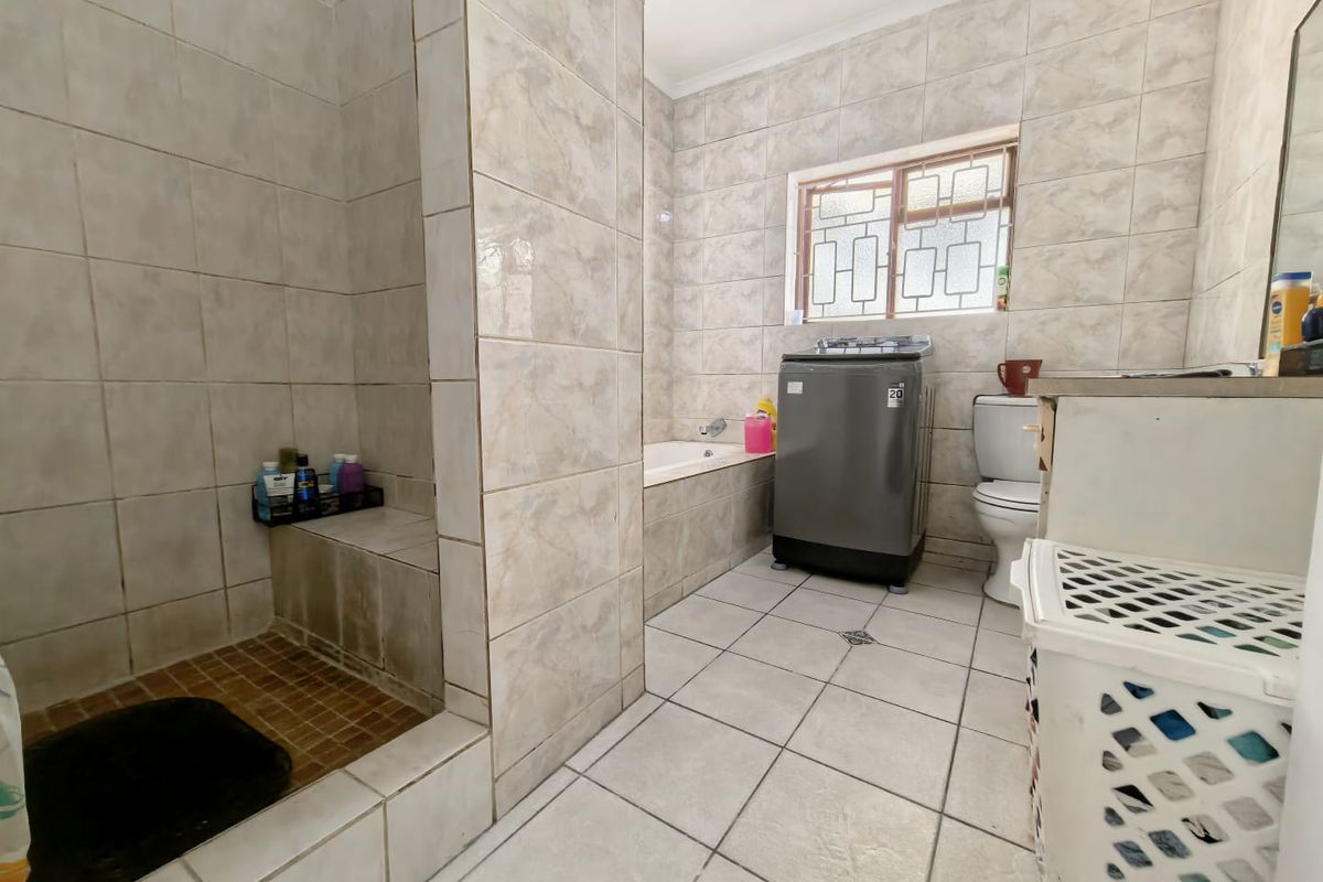 Three Bedroom Spacious family home with Two one bedrooms Flatlet for sale in Crawford. - Photo 3