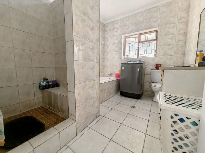 Three Bedroom Spacious family home with Two one bedrooms Flatlet for sale in Crawford. - Photo 3